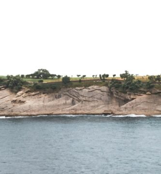 a large body of water next to a cliff